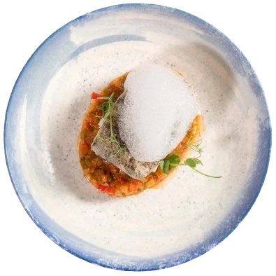 Plato con tapa de sopa o caldo y condimentos, servido en c&iacute;rculo