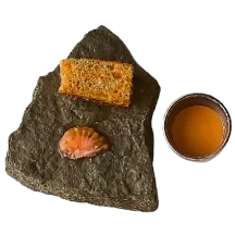 Rebanada de pan con forma de pastel, plato y taza de caf&eacute; con jugo