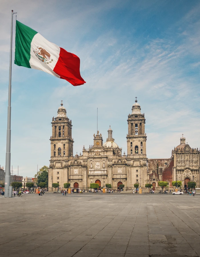 Bandera de M&eacute;xico ondeando frente a la Catedral Metropolitana de la Ciudad de M&eacute;xico