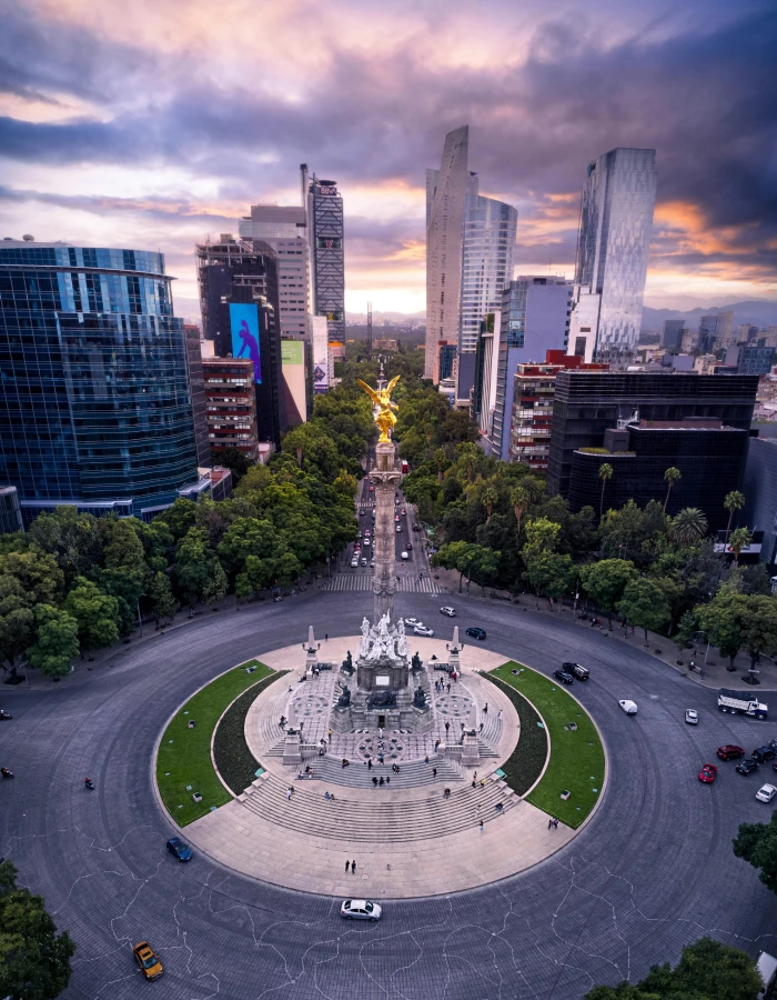 Vista a&eacute;rea de la Avenida y la fuente monumental en el centro de la ciudad