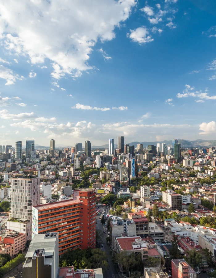 Panorama urbano con rascacielos y cielo azul con nubes sobre la ciudad
