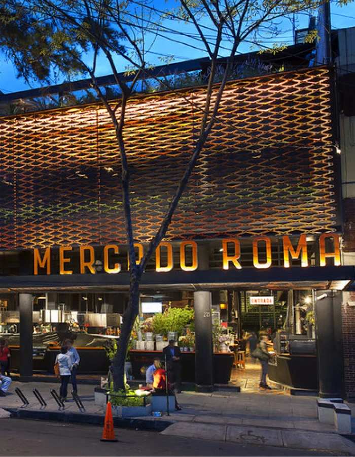 Entrada de restaurante &ldquo;Mercado Roma&rdquo; con techo de malla y gente afuera