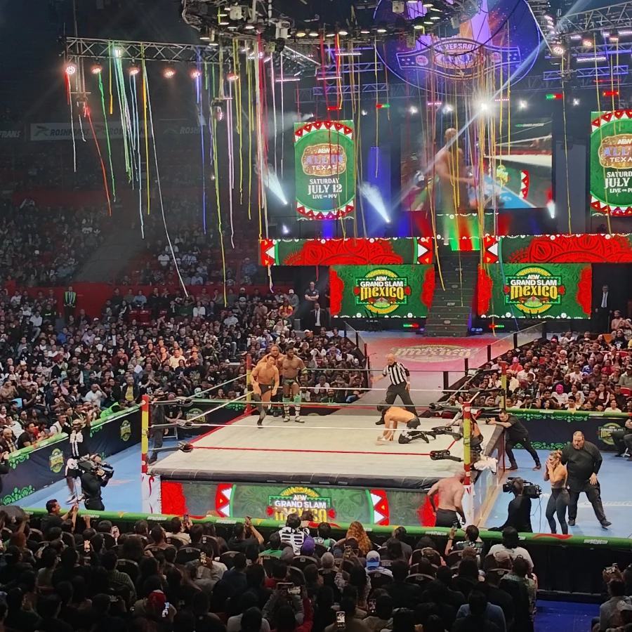 Lucha libre en el ring del Grand Slam Mexico, luces y p&uacute;blico en estadio.
