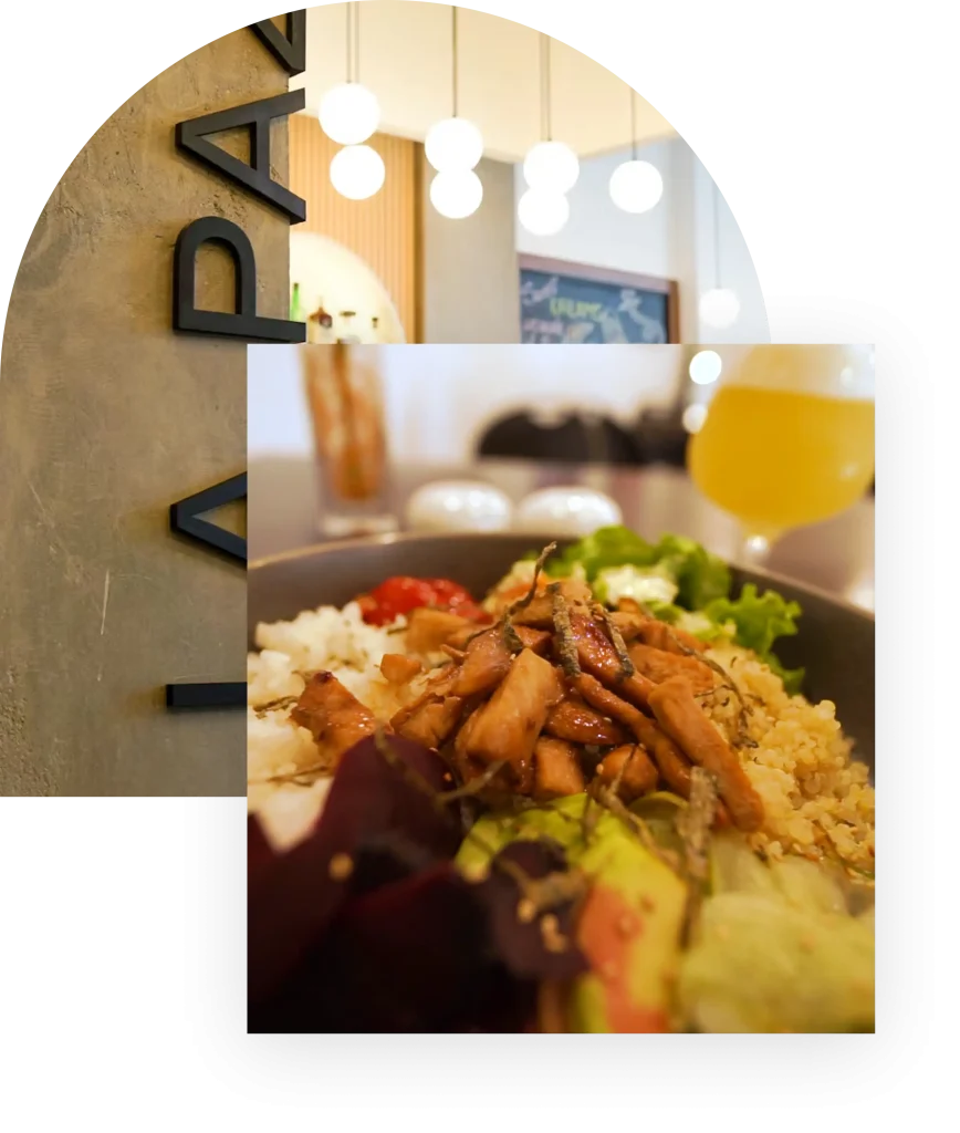 Plato de comida servido en restaurante, con luces del local al fondo