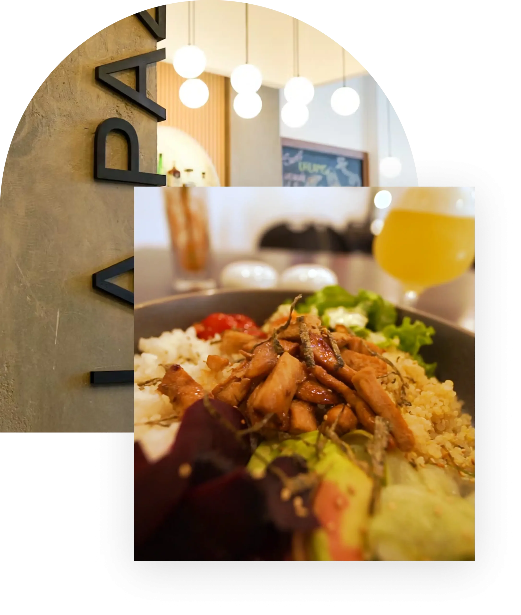 Plato de comida servido en restaurante, con luces del local al fondo