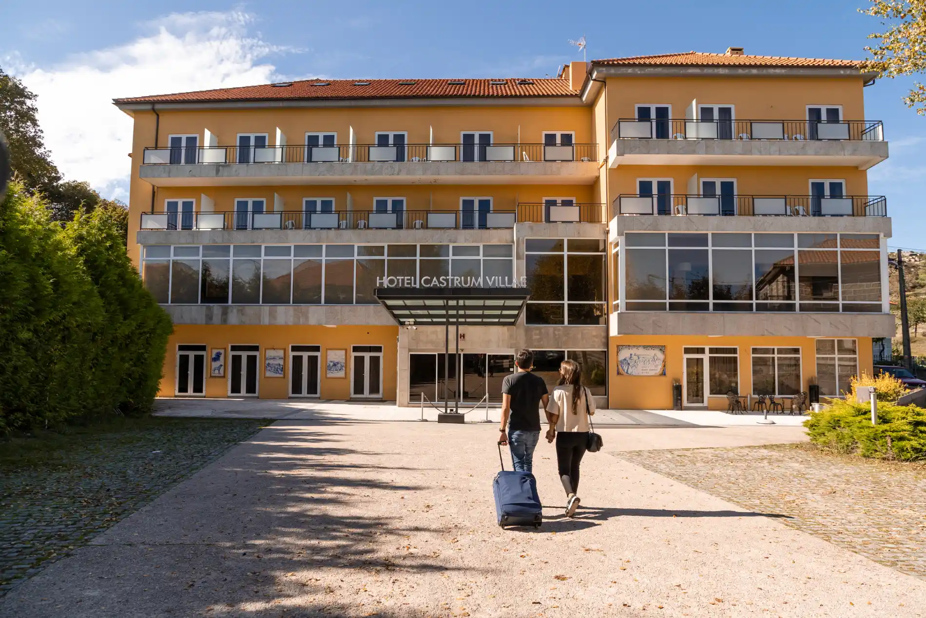 Casar&atilde;o do Hotel Castrum Villa com duas pessoas caminhando na entrada