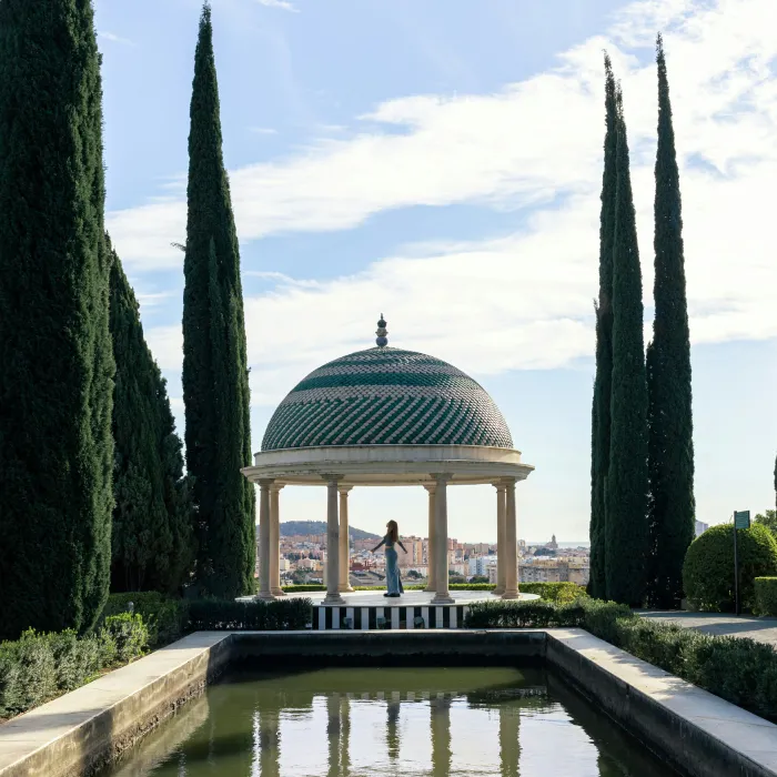 P&eacute;rgola con c&uacute;pula verde y fuente en jard&iacute;n, vistas a la ciudad