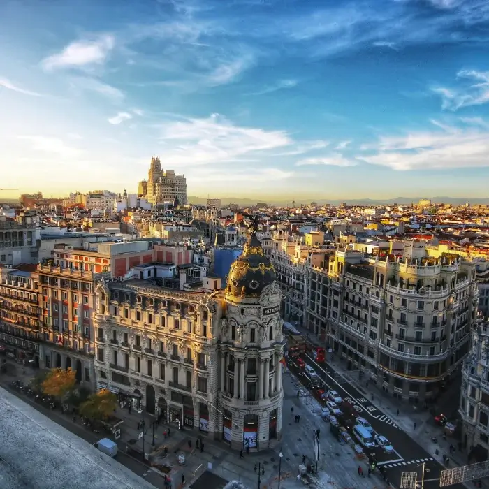 Vista a&eacute;rea del edificio metr&oacute;polis de Madrid al atardecer