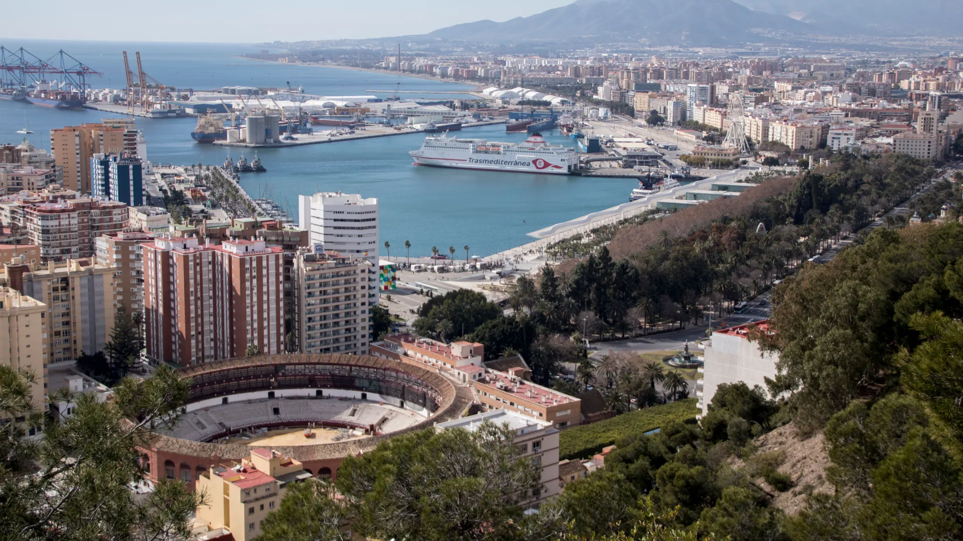 Puerto con crucero &ldquo;Transmediterr&aacute;nea&rdquo; y ciudad costera al fondo