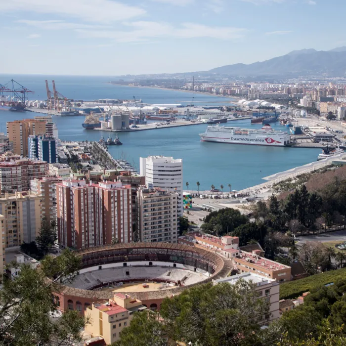 Puerto y barcos en la bah&iacute;a, vista panor&aacute;mica desde la ciudad costera
