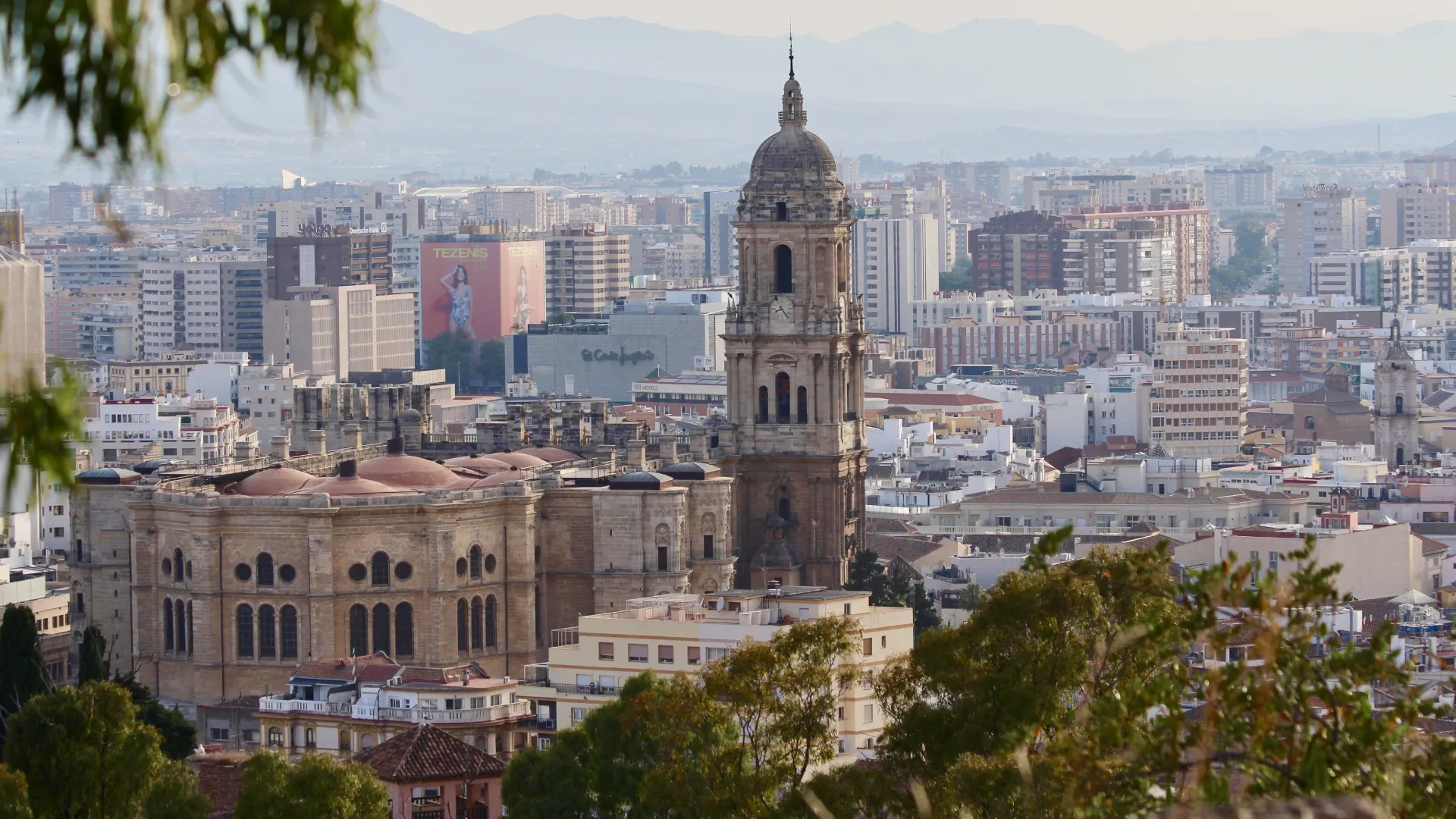 Panor&aacute;mica de la ciudad con la catedral y c&uacute;pula en primer plano