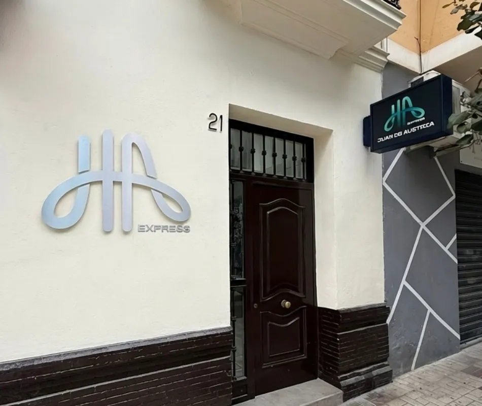 Fachada de un local con logotipo &ldquo;Express&rdquo; y puerta en calle.