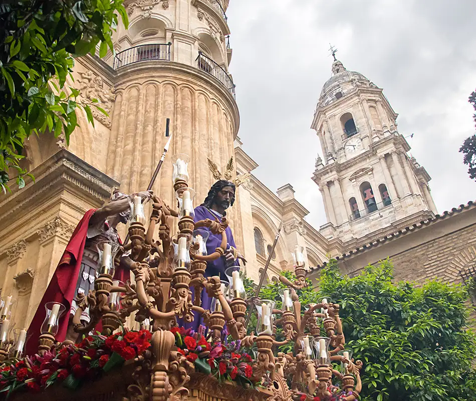 Estatuas doradas con velas y flores frente a la catedral de Buenos Aires
