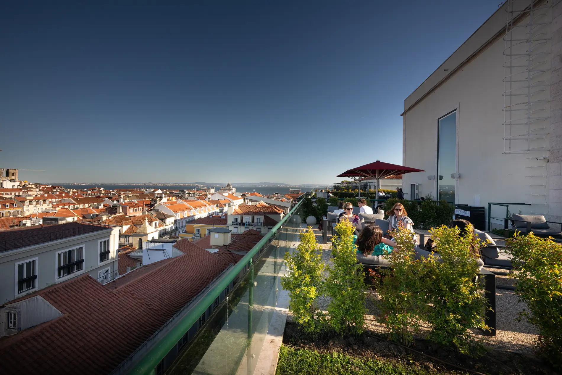 Vista panor&acirc;mica da cidade portuguesa do terra&ccedil;o, com guarda-s&oacute;is vermelhos