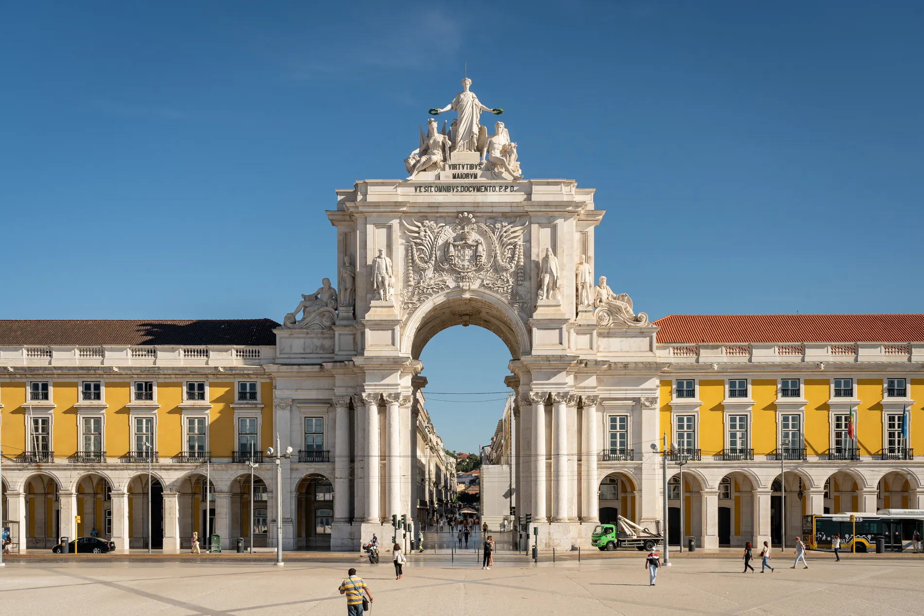 Arco triunfal com est&aacute;tuas na Pra&ccedil;a do Com&eacute;rcio, Lisboa, sob c&eacute;u azul
