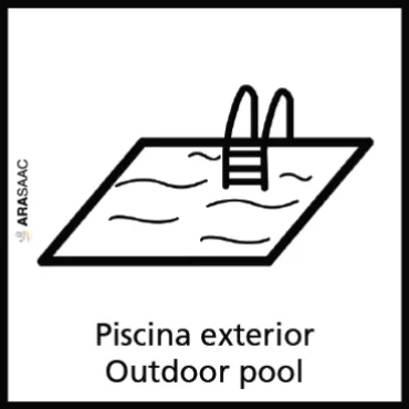 Piscina exterior: piscina al aire libre con canaletas y escalera.