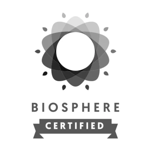 Logo &ldquo;BIOSPHERE CERTIFIED&rdquo; con sol abstracto y c&iacute;rculo blanco