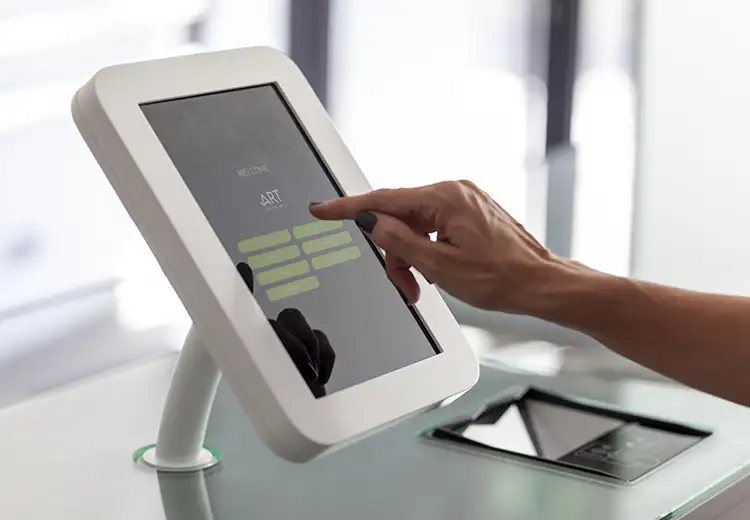 Persona usa un lector t&aacute;ctil en un control de acceso biom&eacute;trico