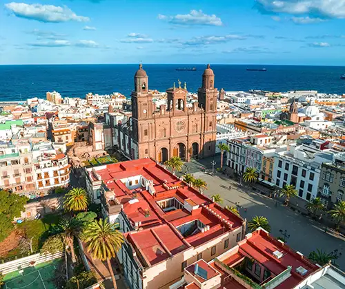 Panor&aacute;mica de la Plaza y catedral de C&aacute;diz con tejados rojos y mar al fondo.