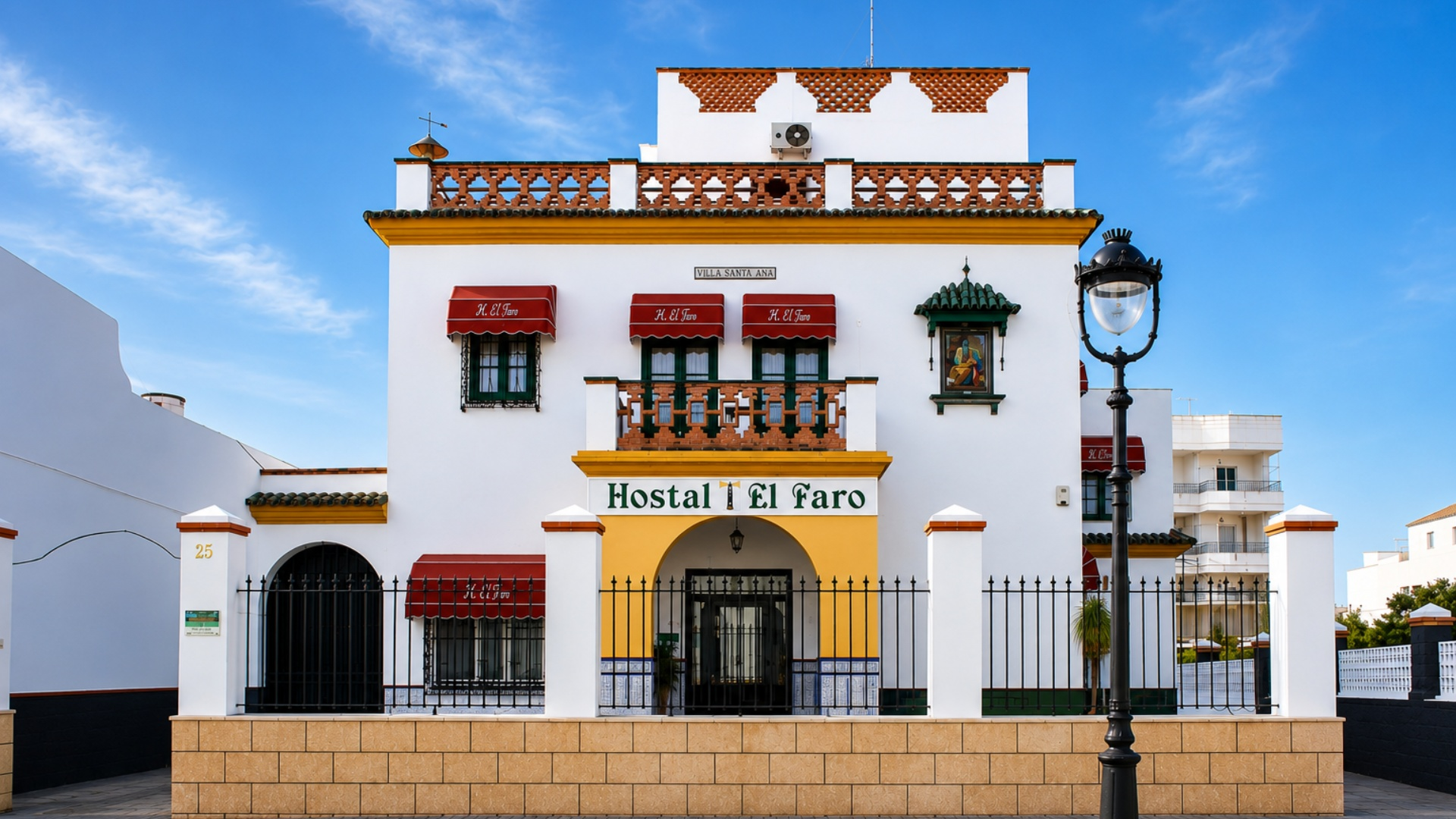 fachada del hostal, edificio tipo marinero balnco y amarillo