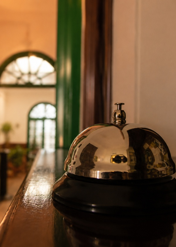 Recepci&oacute;n: campana met&aacute;lica con fondo de pasillo y ventanas desenfocadas.