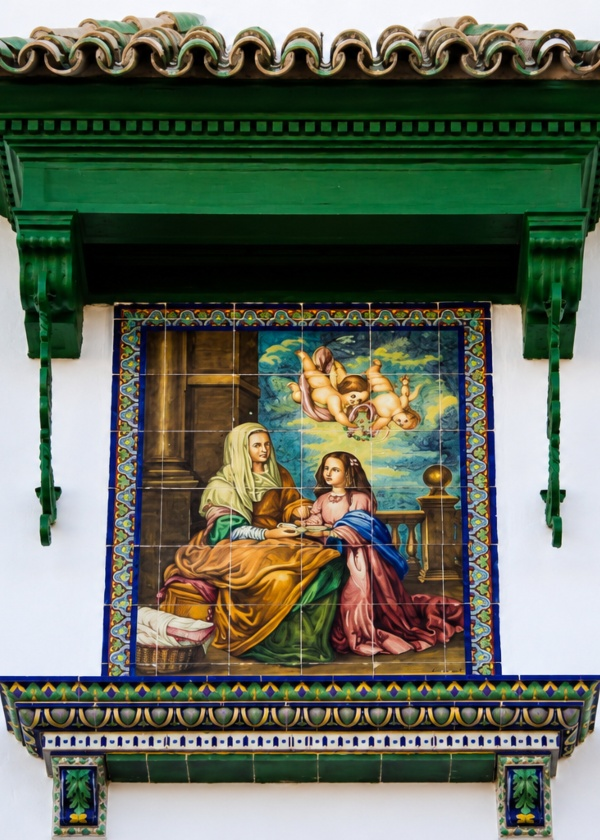 Mural de estilo renacentista con la Virgen y el Ni&ntilde;o en marco decorado