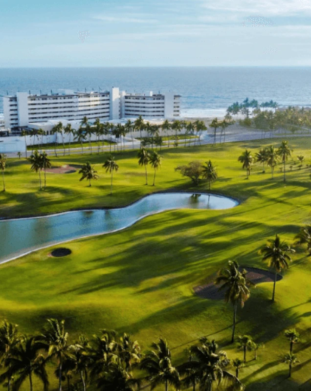Hotel junto a la playa, con jard&iacute;n verde y piscina panor&aacute;mica frente al mar.