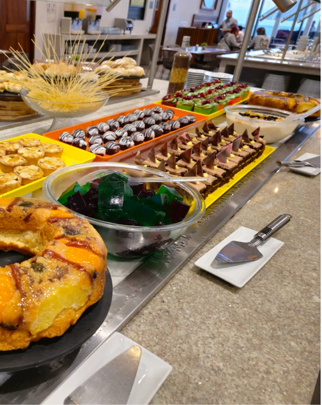 Buffet de postres y dulces en una barra, con chocolates y tartaletas.