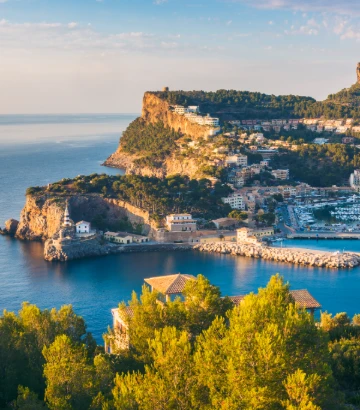 Acantilados y pueblos costeros sobre el mar en un atardecer mediterráneo