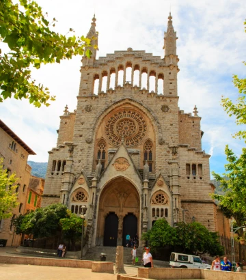 Fachada de la Catedral de Santiago con sus torres y rosetón central