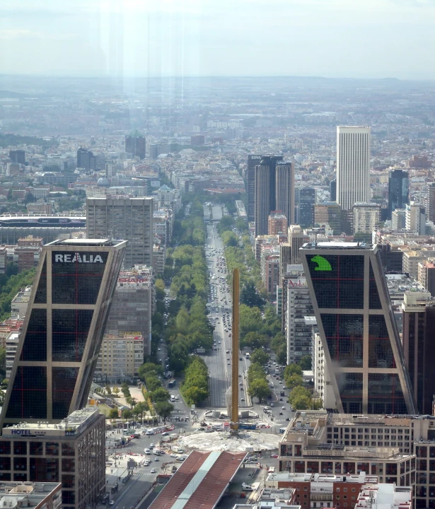 Vista panor&aacute;mica de Madrid con rascacielos y avenidas arboladas.