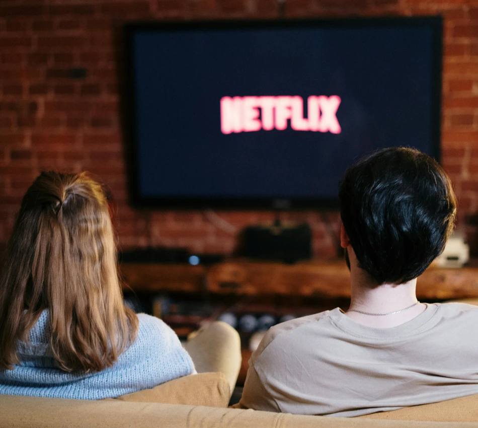 Dos personas mirando una pantalla con el logo &ldquo;MEGTRIX&rdquo;.