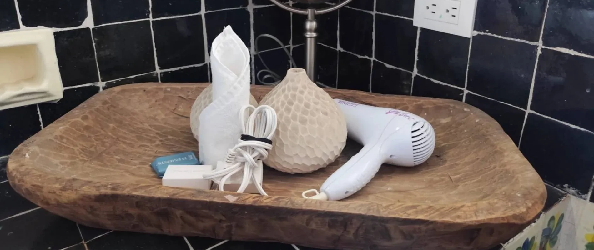 Set de masajeador y accesorios: bolsa sensorial, cables y l&aacute;mpara blanca