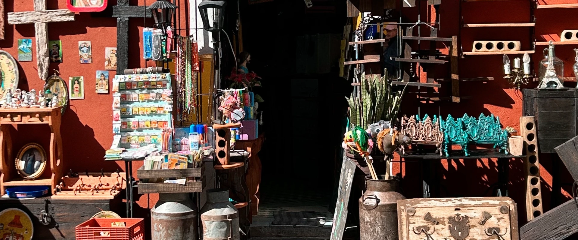 Tienda interior con estantes, objetos decorativos y productos en exhibici&oacute;n.