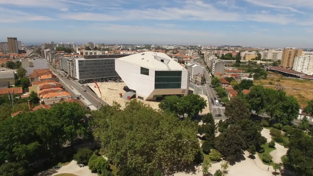 Vista a&eacute;rea de pr&eacute;dio moderno em meio a cidade e &aacute;rvores