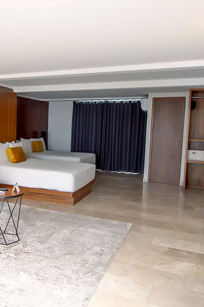 Sala moderna con cama y cortinas oscuras al fondo