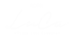 Personaje blanco dibujado en estilo pixel sobre fondo negro