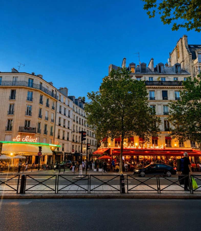 Terrasse anim&eacute;e de restaurants &agrave; Paris, immeubles haussmanniens au coucher du soleil