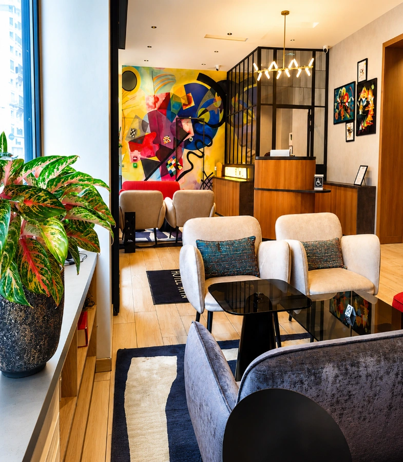 Hall d&rsquo;accueil moderne avec plantes, fauteuils et r&eacute;ception, d&eacute;cor mural color&eacute;
