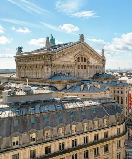 Vue du mus&eacute;e du Louvre et de sa toiture &agrave; Paris sous un ciel nuageux.