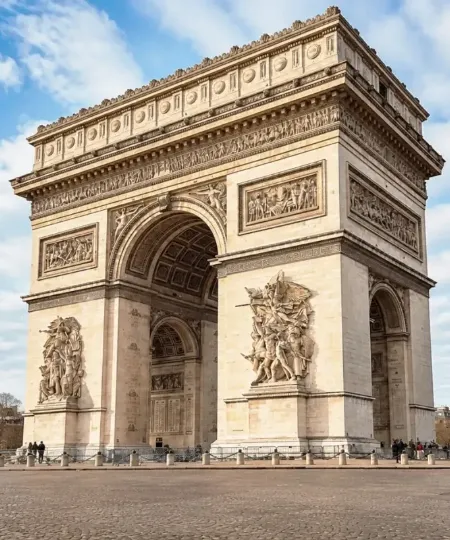 Arc de Triomphe &agrave; Paris, fa&ccedil;ade sculpt&eacute;e et ciel bleu.