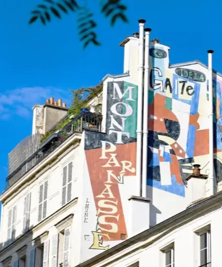 Fa&ccedil;ade d&rsquo;immeuble avec chemin&eacute;e et fresque color&eacute;e &laquo; MONTPARNASSE &raquo;