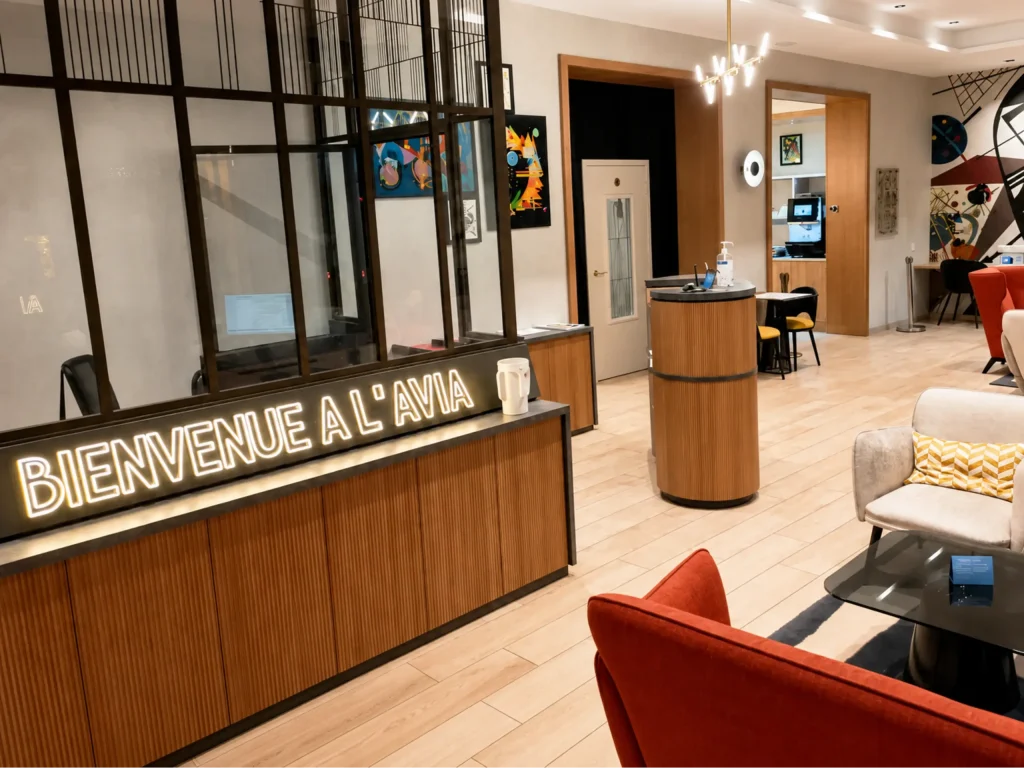 R&eacute;ception d&rsquo;accueil d&rsquo;entreprise avec enseigne lumineuse &laquo; Bienvenue &agrave; l&rsquo;ANA &raquo;