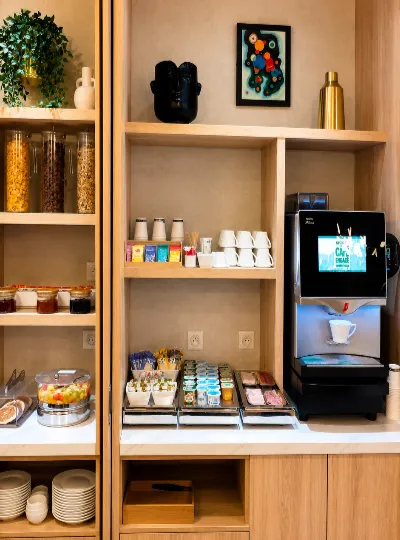 Vitrine de buffet avec boissons, desserts et &eacute;tag&egrave;res dans un caf&eacute;.