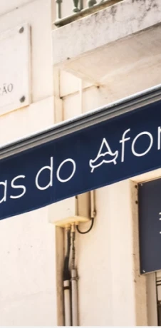 Store sign with &ldquo;...das do A&ccedil;or&rdquo; in cursive and stylized bird icon