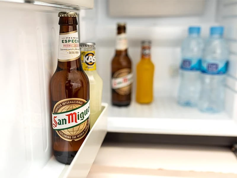 Botella de cerveza &ldquo;San Miguel&rdquo; en la puerta de un refrigerador.