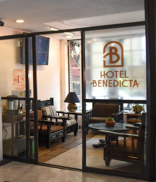 Entrada del Hotel Beneficiata con letrero y sal&oacute;n interior.