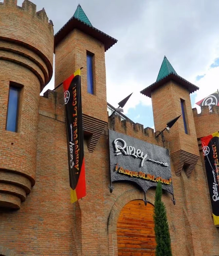 Edificios de ladrillo con banderas y letrero “Cripley” en el cielo.