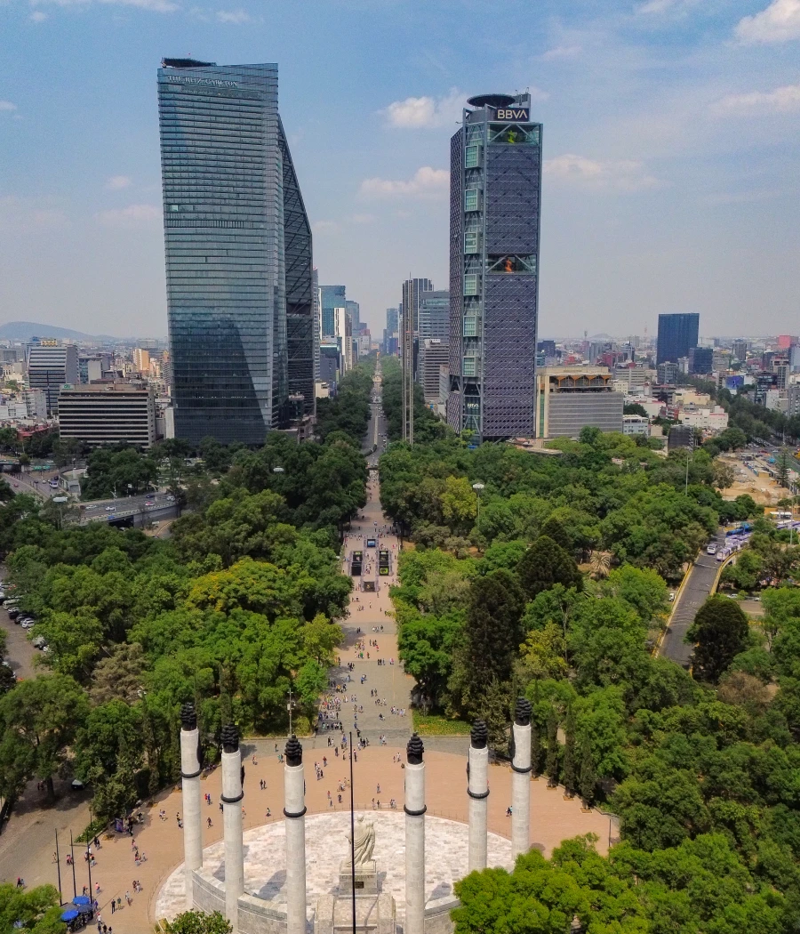 Torres bancarias y parque con gente en la ciudad, vista aérea.