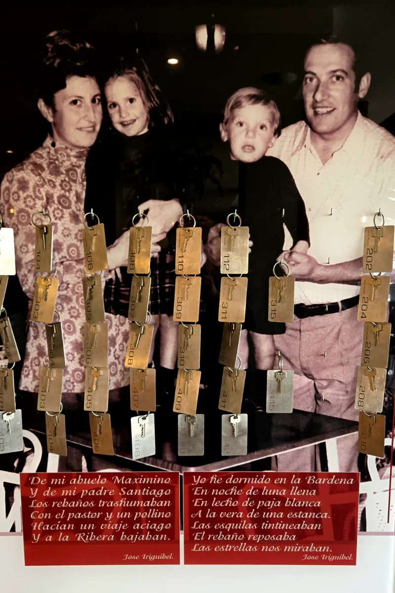 Familia con cuatro personas y llaveros colgando, foto antigua con poemas.